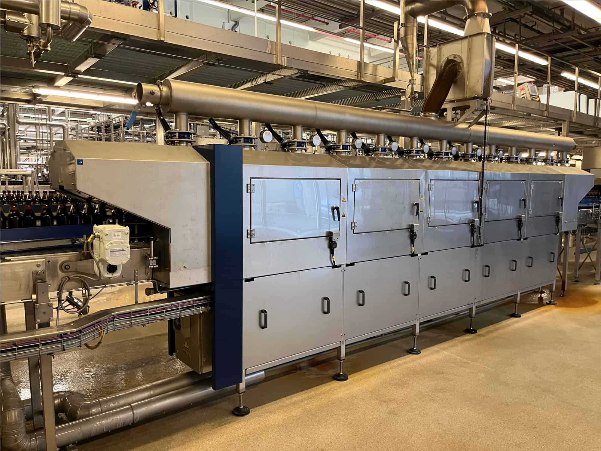 منظر جانبي ل Krones Sleevematic M2 + Shrinkmat 5000 