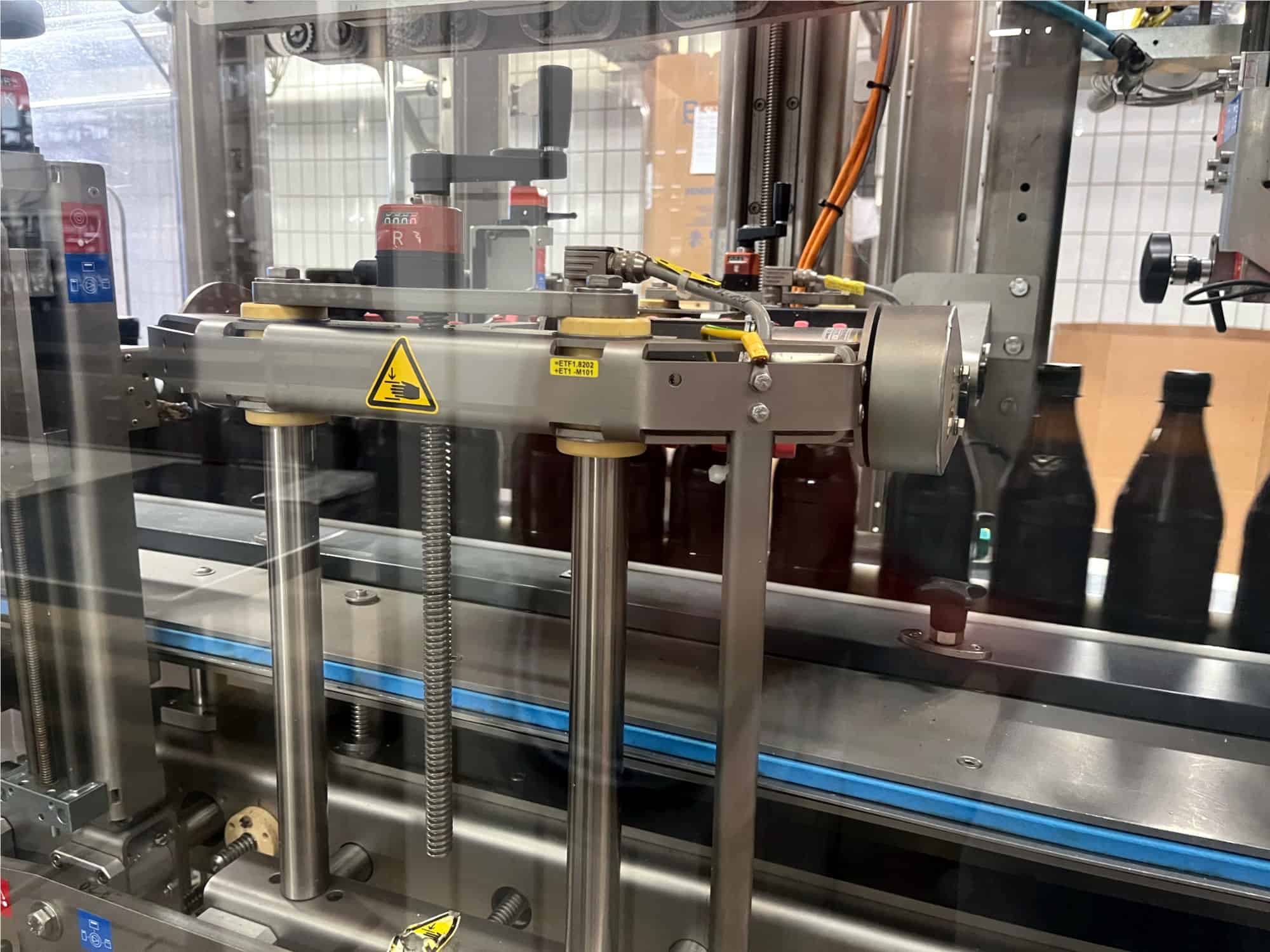 غرفة عمل Krones Sleevematic M2 + Shrinkmat 5000 