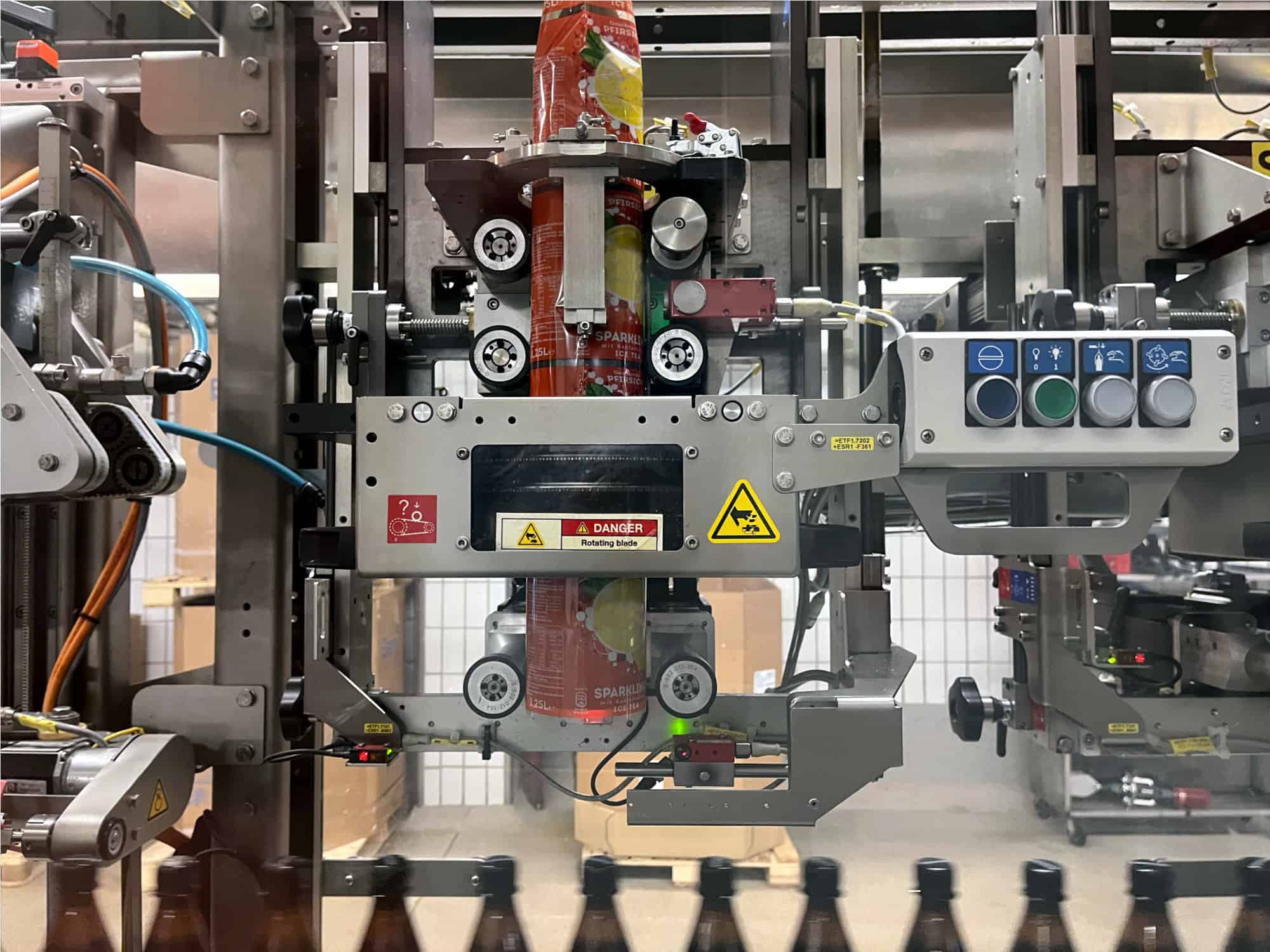 تفاصيل Krones Sleevematic M2 + Shrinkmat 5000 من Krones 