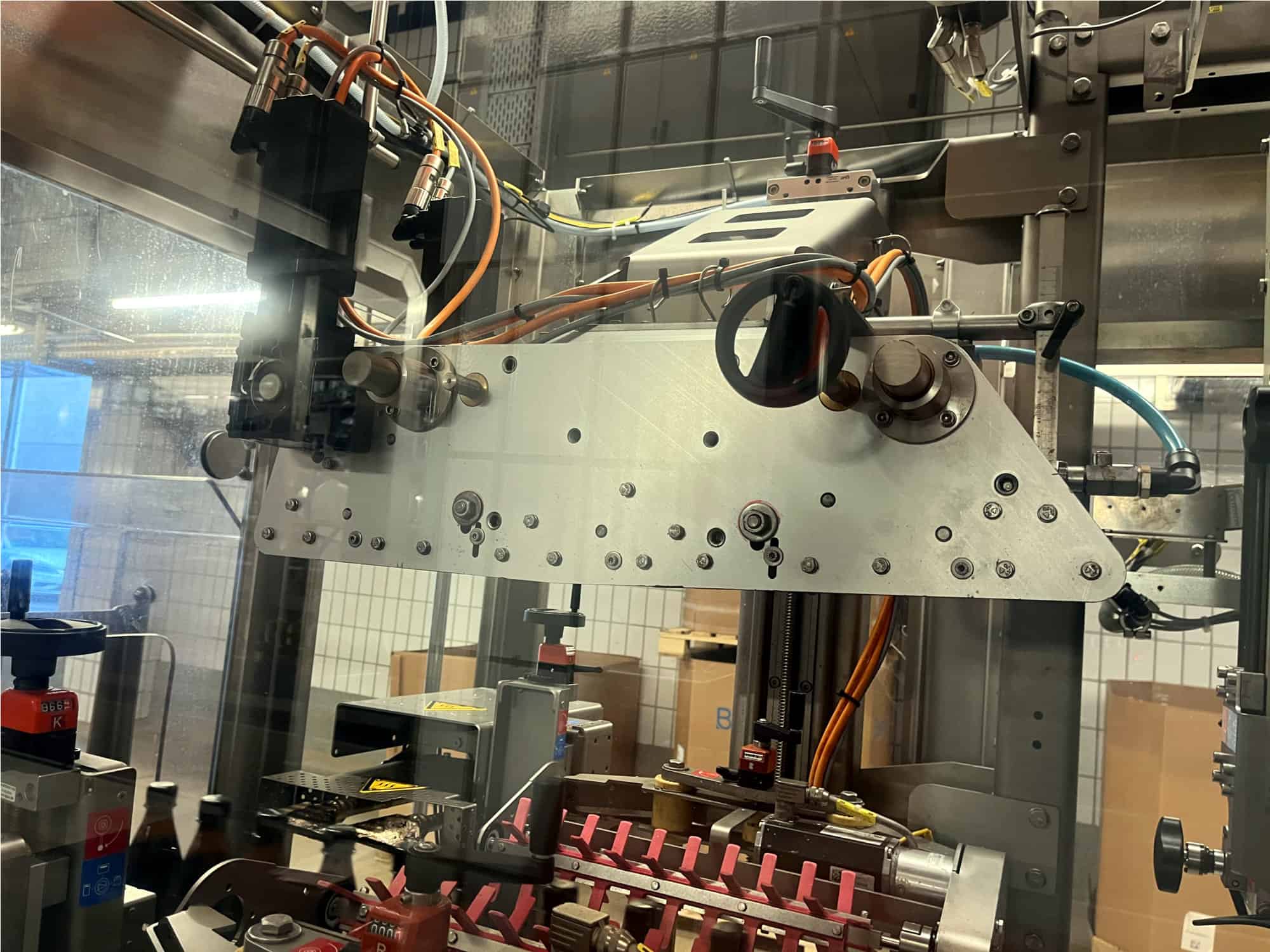 غرفة عمل Krones Sleevematic M2 + Shrinkmat 5000 