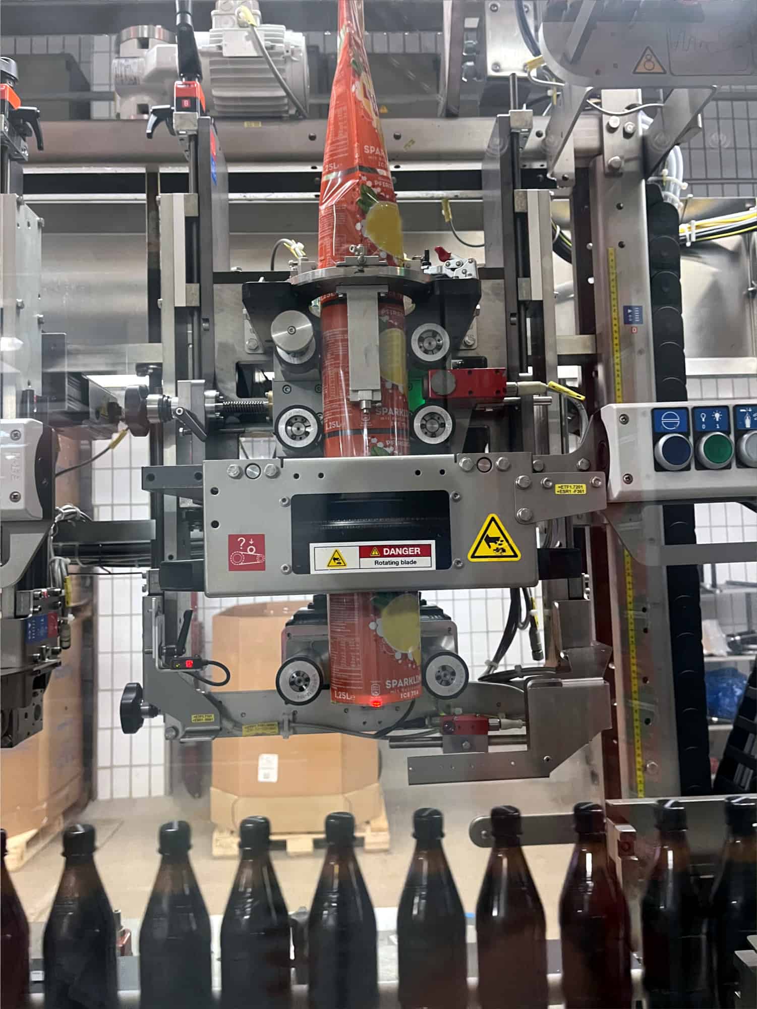 منظر جانبي ل Krones Sleevematic M2 + Shrinkmat 5000 