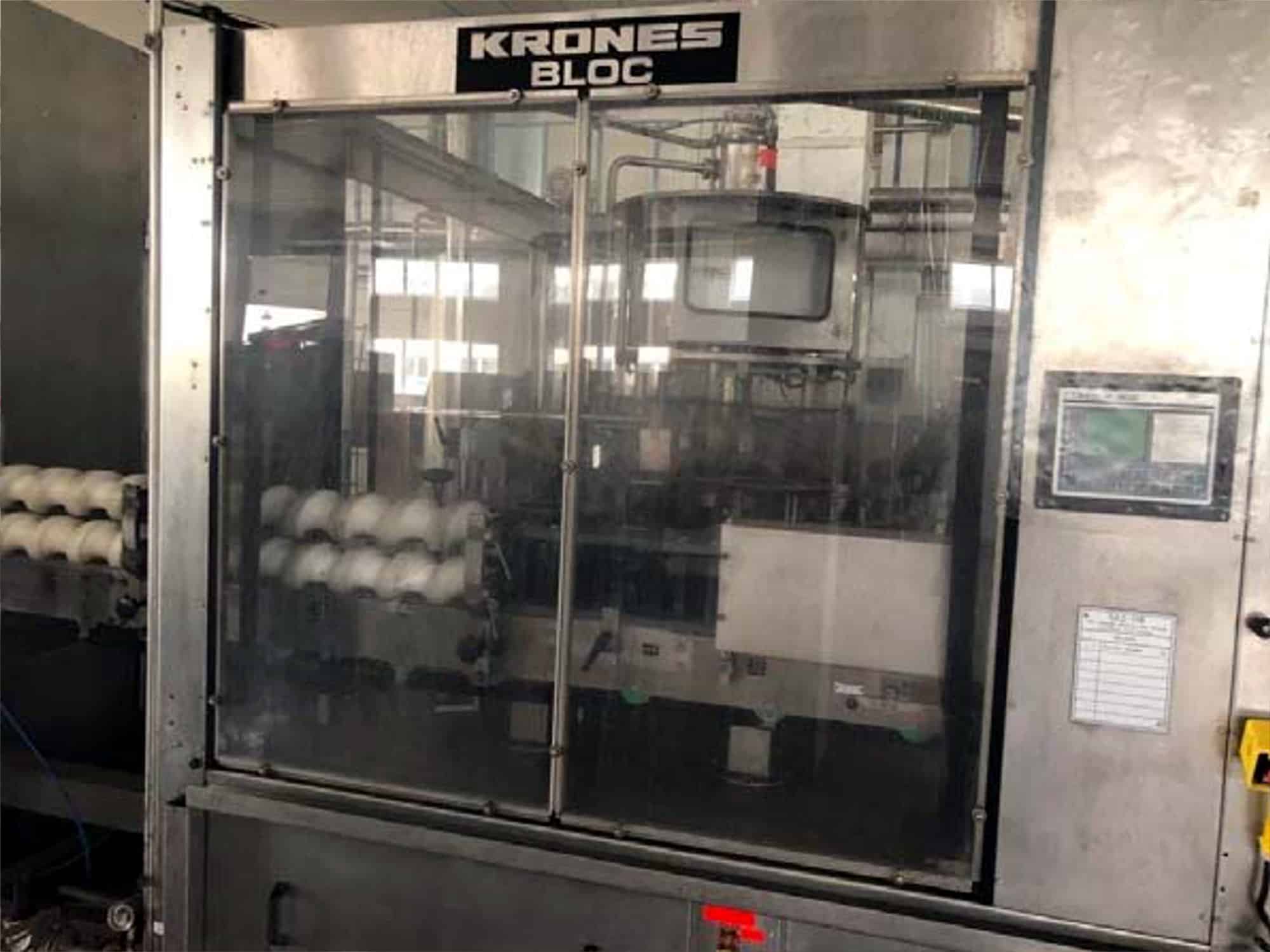 منظر أمامي ل Krones TriBlock (جهاز شطف، ومادة مالئة، وكابس) 