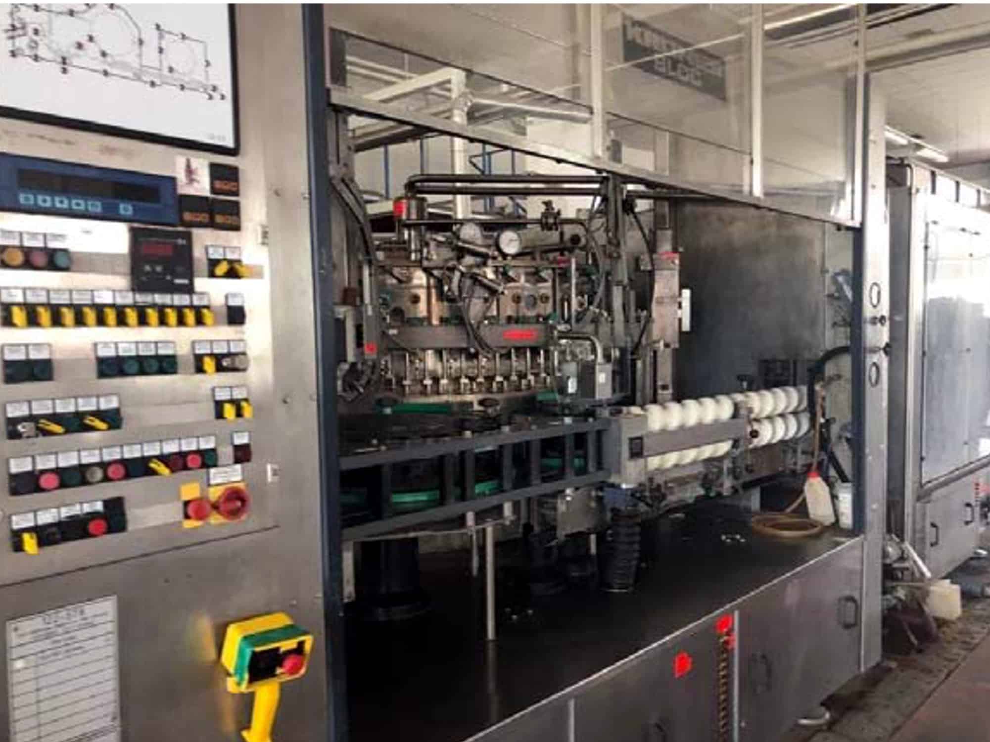 منظر جانبي ل Krones TriBlock (جهاز شطف، حشو، كابر) 